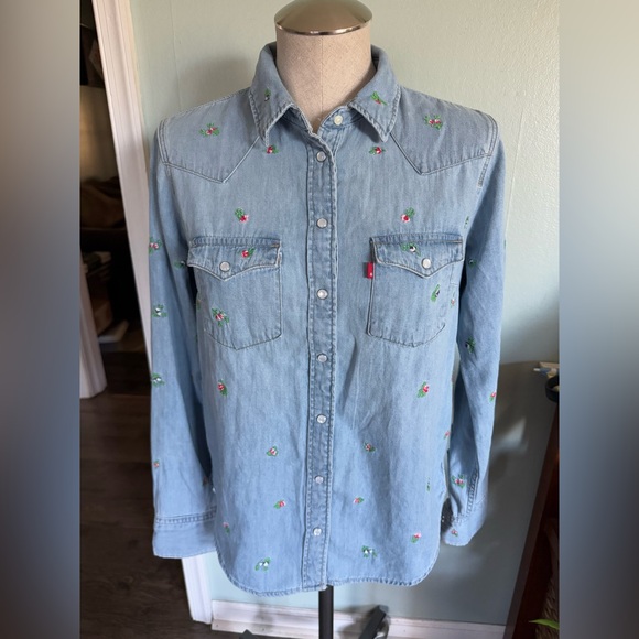 Levi's Tops - Levi Denim Chambray Pearl Snap Flower Embroidered Button Down Size Medium